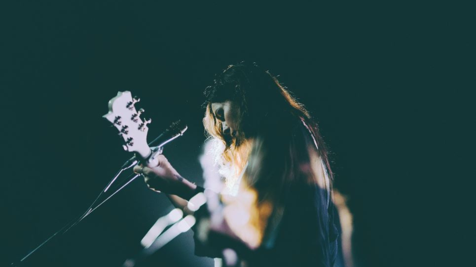 Emma Ruth Rundle vers L infini Filme L au del SCORE A V emma-ruth-rundle-vers-l-infini-filme-l-au-del-score-a-v